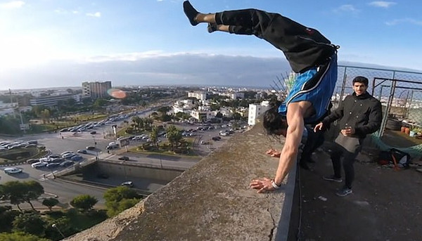 惊魂一刻！摩洛哥跑酷运动员在79米高楼顶倒立