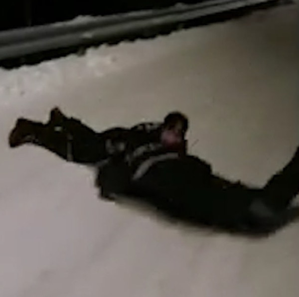 挪威警察冰雪寒天自娱自乐 巧用防爆盾花式滑雪