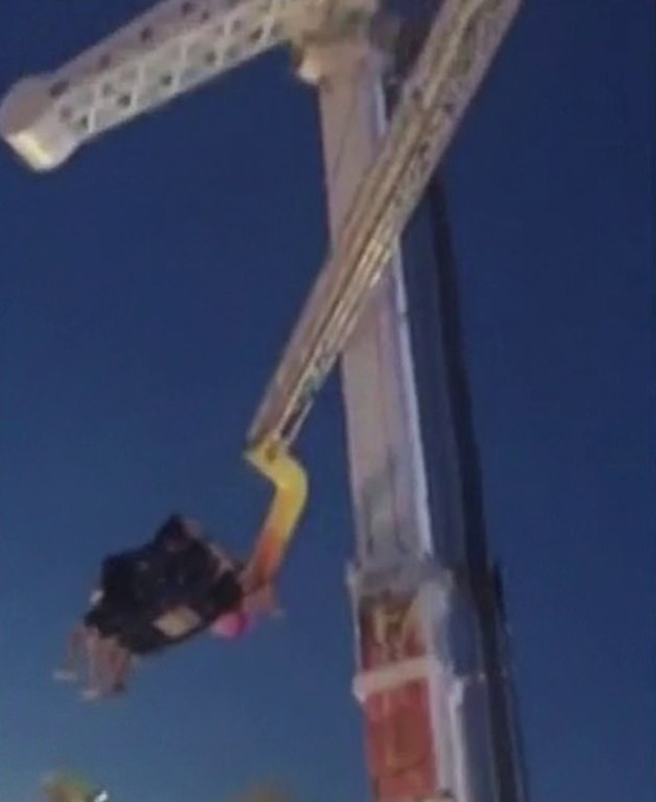 惊险时刻：4人体验大摆锤突遇断电被悬7米高空