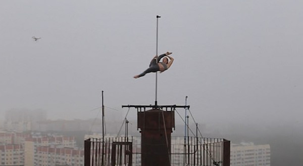 刺激！俄舞蹈演员16层高楼房顶挑战钢管舞