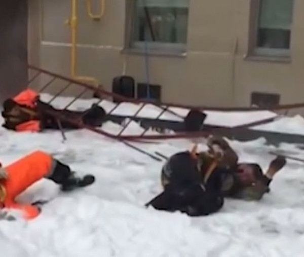 莫斯科两工人爬梯子清理积雪遭遇梯子断裂