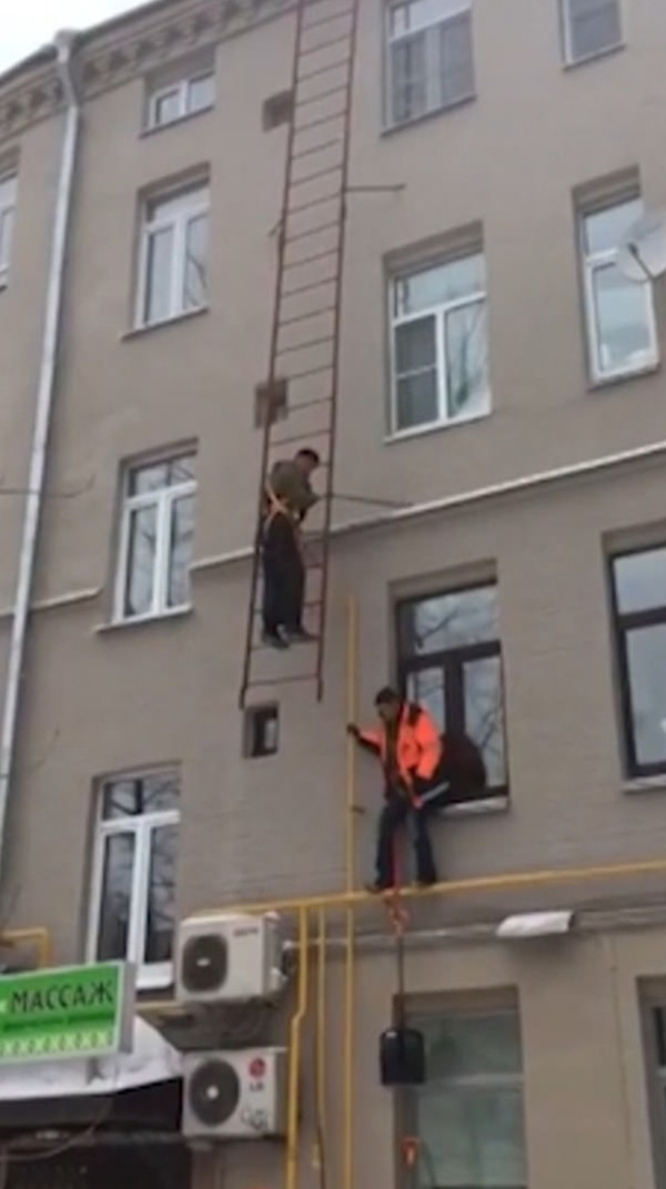 莫斯科两工人爬梯子清理积雪遭遇梯子断裂