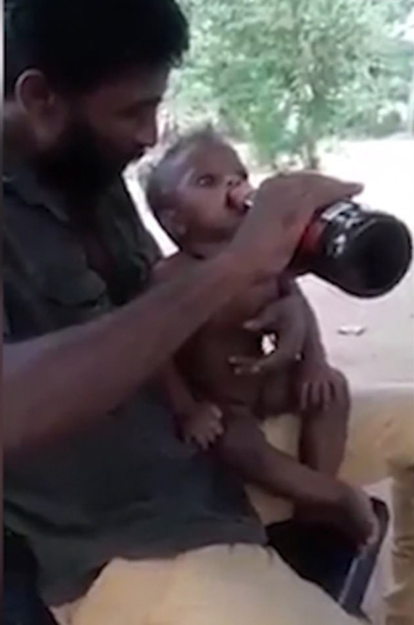 斯里兰卡一男子笑给一岁儿子灌啤酒被逮捕