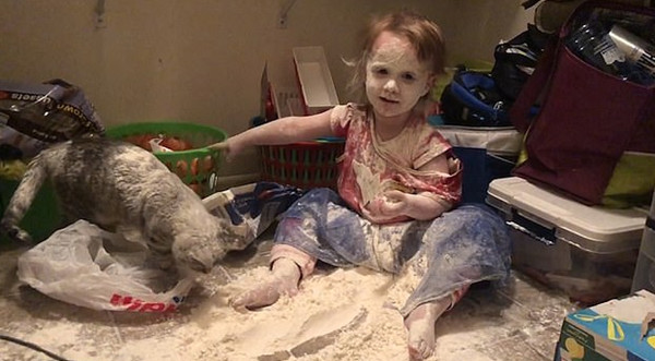 顽皮女童在家中制造“面粉雨” 将自己和猫咪染白