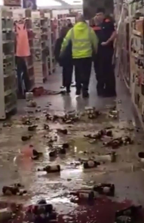英疯狂女子商店砸数十个酒瓶引发慌乱