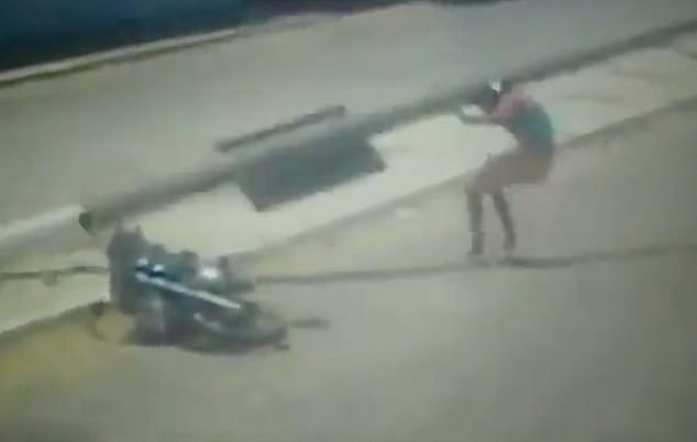 祸不单行！印度男子骑摩托车撞汽车飞出后又遭灯柱砸头