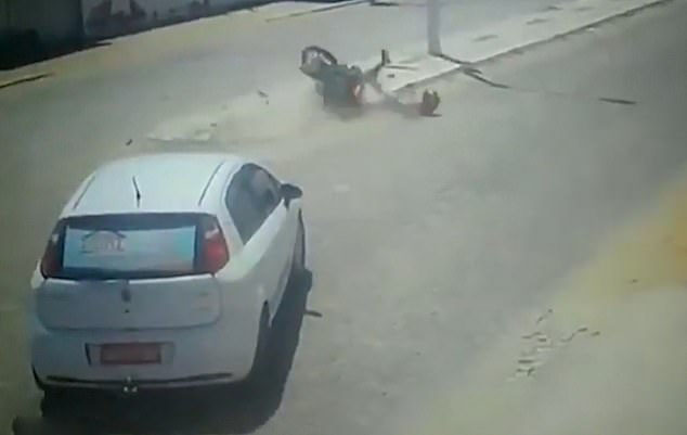 祸不单行！印度男子骑摩托车撞汽车飞出后又遭灯柱砸头