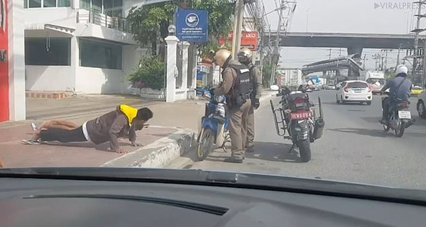 泰国两少年骑摩托未戴头盔 交警罚其路边做俯卧撑