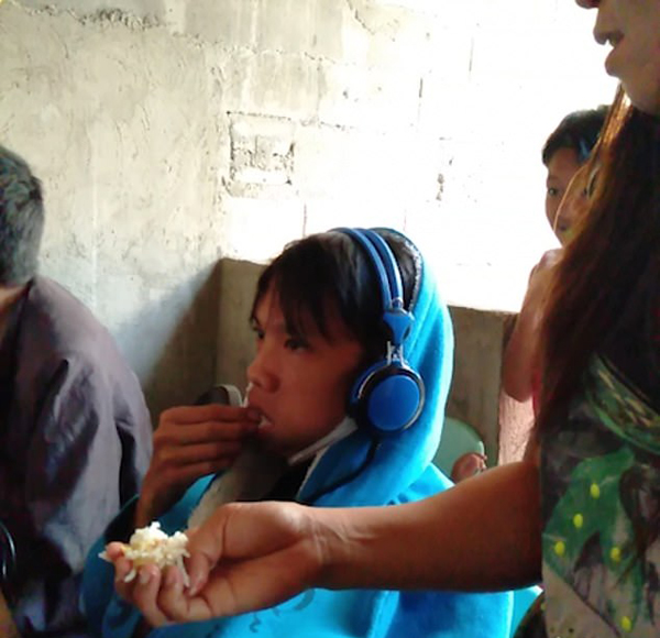 菲律宾13岁男孩沉迷游戏 网吧坐48小时靠妈妈喂饭