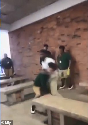 美国一女子因发布两高中生打架视频被捕