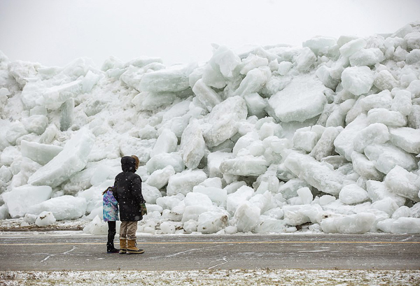 罕见“冰海啸”袭卷美国伊利湖岸 堆积9米高“冰山”