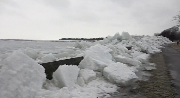 罕见“冰海啸”袭卷美国伊利湖岸 堆积9米高“冰山”