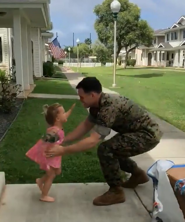 美海军陆战队战士回家探亲 藏进礼物盒给女儿惊喜