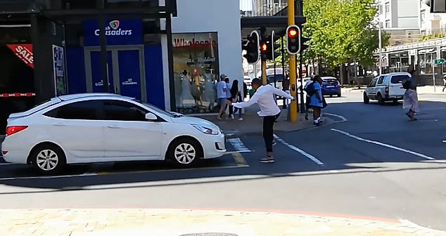 爆笑！南非开普敦街头男子恶作剧戏弄汽车司机