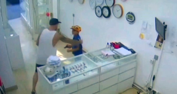 阿根廷9岁男孩“持枪”抢劫 珠宝店主不以为意将其轰出