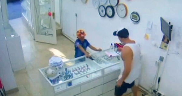 阿根廷9岁男孩“持枪”抢劫 珠宝店主不以为意将其轰出