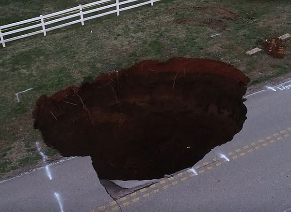 美公路受暴雨影响发生坍塌惊现9米深大坑