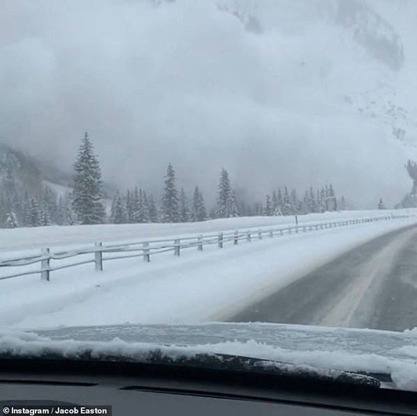 美国科罗拉多州突发雪崩 路上司机遭遇惊险一刻