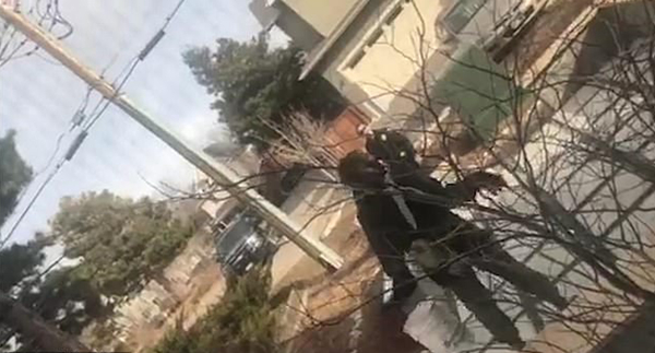 美黑人男子自家院内捡垃圾遭警察持枪对峙