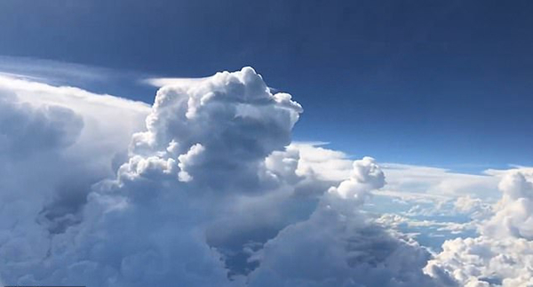 令人惊叹！非洲乘客飞机上捕捉到风暴云