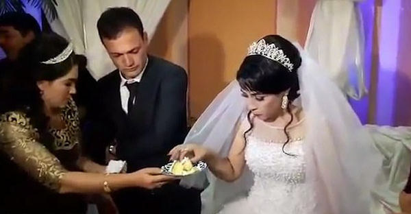 新娘婚礼上用蛋糕和新郎开玩笑被狠扇耳光