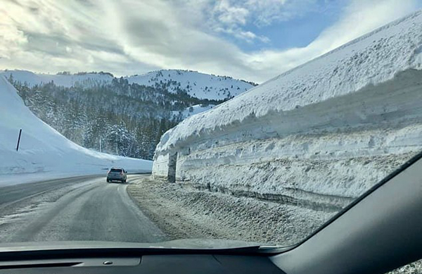 美国西部积雪深厚 司机穿越公路如入童话世界