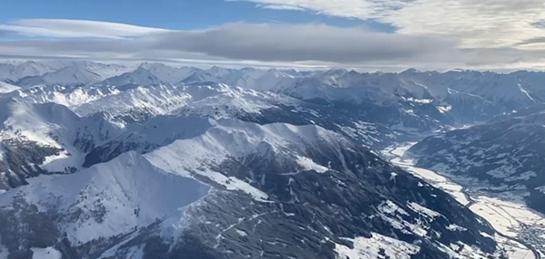 延时视频展现飞机降落奥地利积雪机场惊险画面