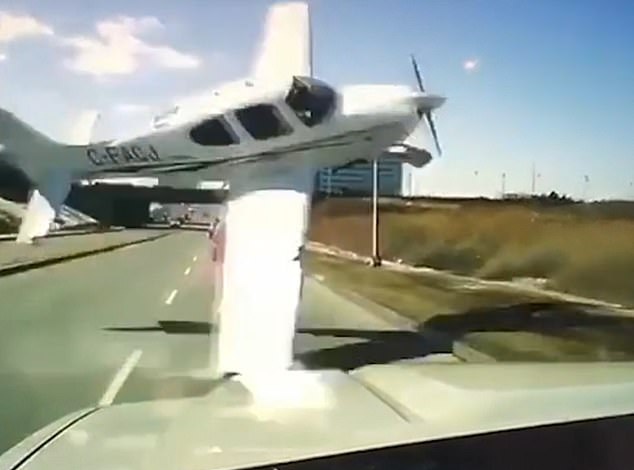 惊魂一刻！加拿大一小飞机失控坠落险撞行驶小轿车