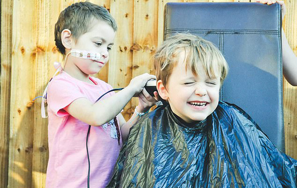 英6岁男童为助好友赴美治癌让其剪掉他的头发筹款