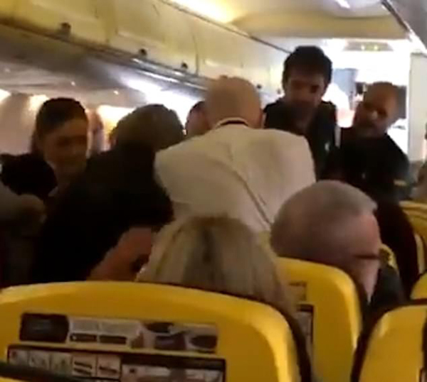 英航班航行中舱内发生激烈斗殴 一男子鼻子被咬破