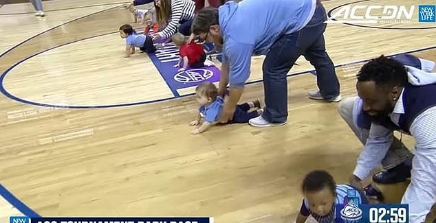 美篮球赛中场休息举行宝宝爬行比赛 结局萌翻众人