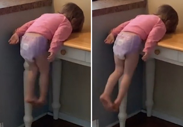 开心一刻：美两岁女童挂桌子上摆腿“锻炼”