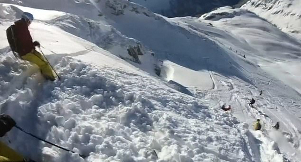 奥地利滑雪者意外遭遇雪崩 连人带雪滚下山坡
