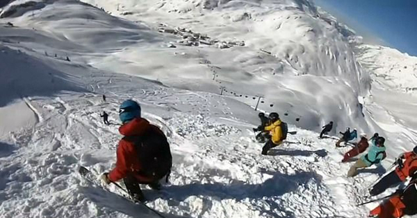 奥地利滑雪者意外遭遇雪崩 连人带雪滚下山坡