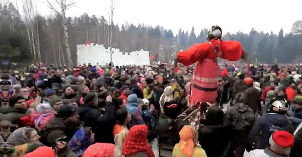 俄罗斯上演“冰雪城堡攻防战” 狂欢迎新春