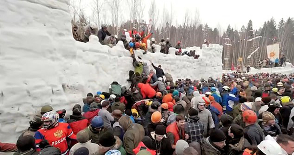 俄罗斯上演“冰雪城堡攻防战” 狂欢迎新春
