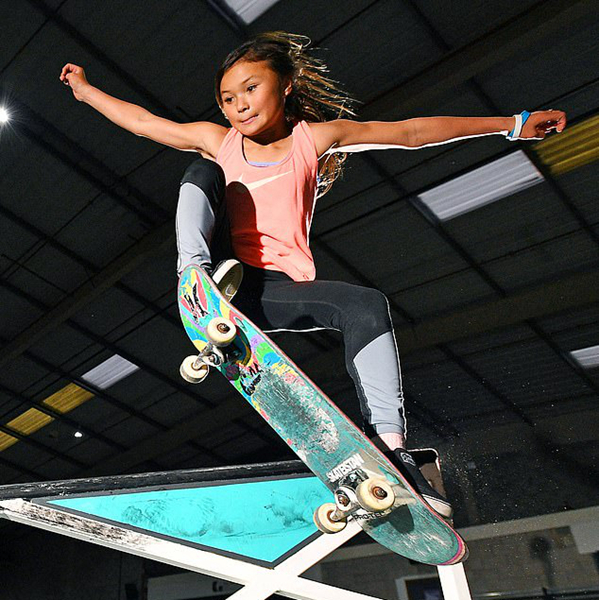 英十岁滑板女孩技术精湛 将出战东京奥运会