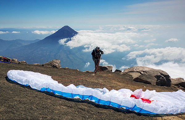刺激！极限运动爱好者乘滑翔伞飞越富埃戈火山