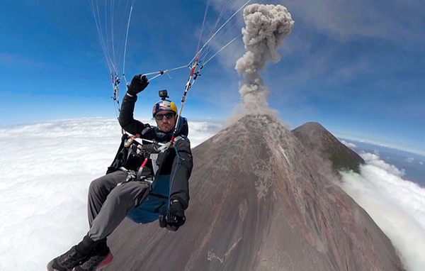 刺激！极限运动爱好者乘滑翔伞飞越富埃戈火山