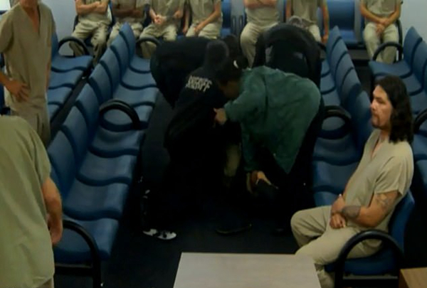 美国一被告在法庭上公然暴打女律师被警察带走