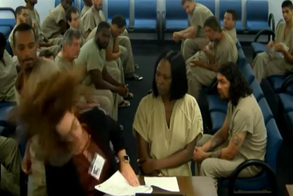 美国一被告在法庭上公然暴打女律师被警察带走