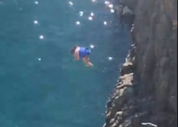 意大利女子挑战极限悬崖跳水肚子先落水险受伤