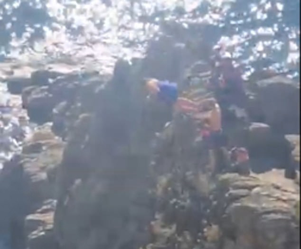 意大利女子挑战极限悬崖跳水肚子先落水险受伤