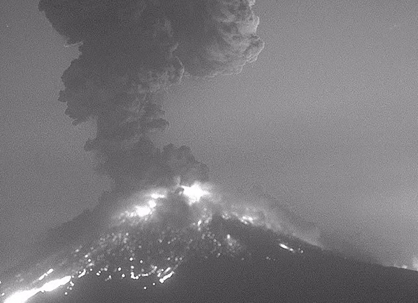 墨西哥波波卡特佩特火山一周二次喷发景象壮观