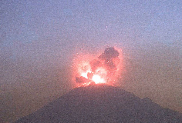 墨西哥波波卡特佩特火山一周二次喷发景象壮观