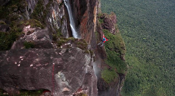 波兰跳伞小伙跳下世界最高瀑布安全降落灌木丛