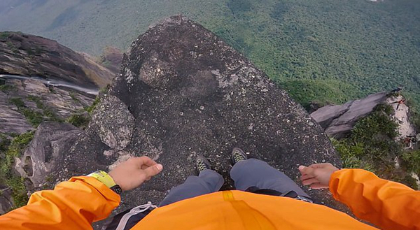 波兰跳伞小伙跳下世界最高瀑布安全降落灌木丛