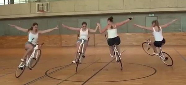 瑞士一四人女团轻松排练“花样单车旋转舞”