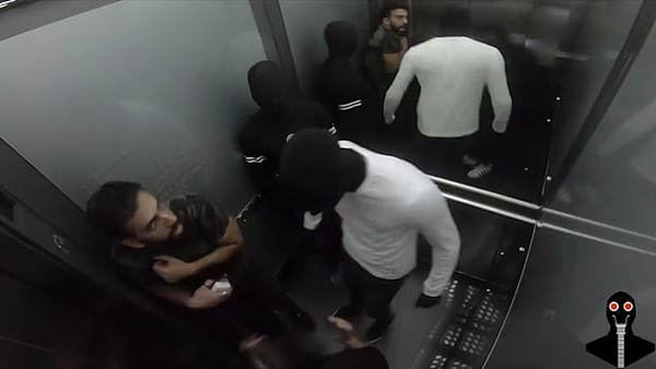 黎巴嫩人体时装模型突然“活了”吓坏电梯乘客