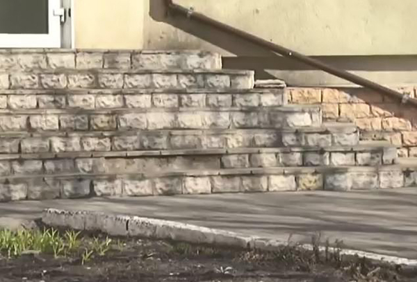 乌克兰“模范”父亲将女儿扔下楼梯遭警方调查